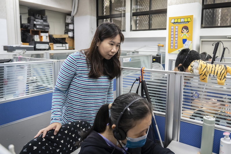 洪千惠在2009年加入視障話務值機系統開發專案，見證系統不斷迭代優化的歷程。（攝影／陳曉威）