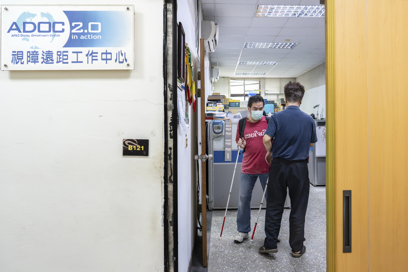 根據《身心障礙者權益保障法》，公私部門負有進用身心障礙員工的義務，並由政府提供資源、補助經費，協助雇主移除軟硬體障礙。但許多職場內部軟體未徹底落實「數位無障礙」，視障者仍需自行面對操作挑戰。（攝影／陳曉威）