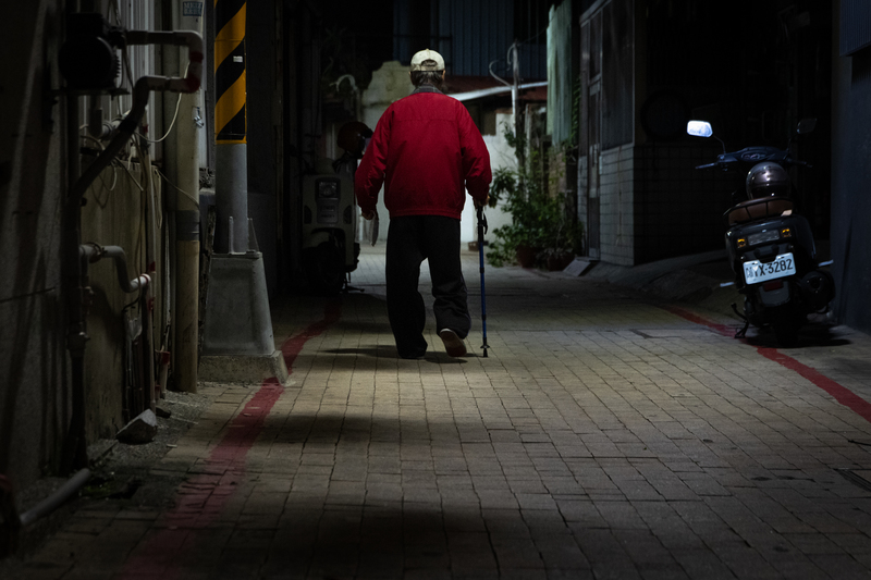 台灣進入超高齡社會,長照議題成為不可忽視的挑戰。圖為情境示意,非本文當事人。(攝影/謝佩穎)