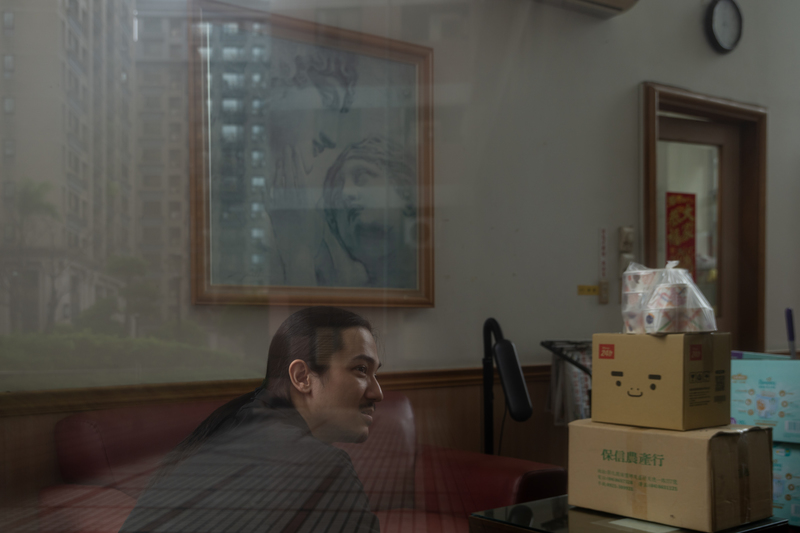 巴士媽媽的囤積行為在7年前就愈發嚴重,住家及辦公室堆滿食物及保健品。巴士跟客戶談生意只能約在社區交誼廳。(攝影/謝佩穎)