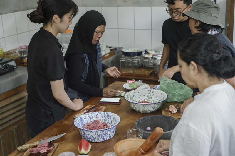 Shooshie Sulaiman與Ayaka 向在地婦女學習製作「Bakso（肉丸）」。（攝影／Aralee Niken）