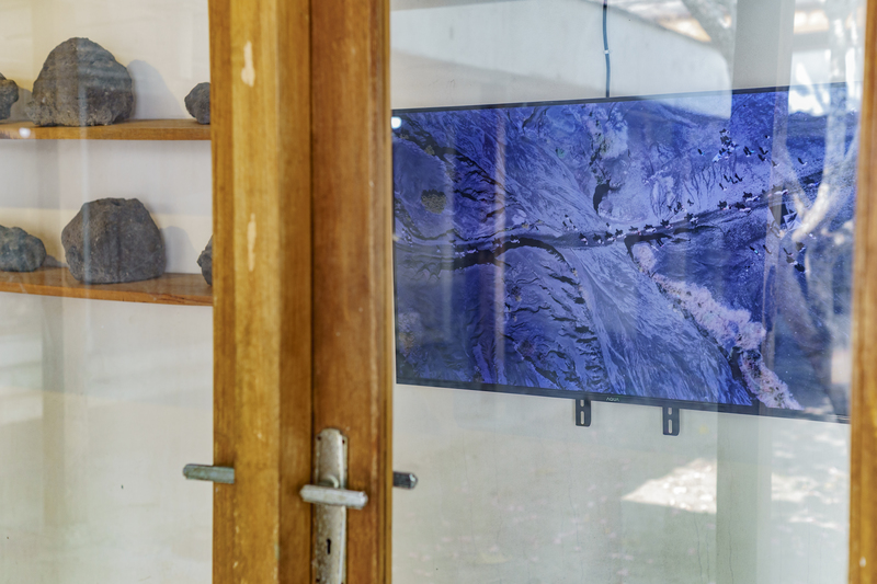 李奧森作品《行走在月球沙塵雙耳灼熱》。（攝影／Aralee Niken）