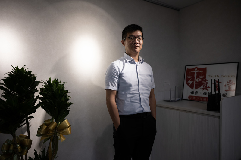 自新北地檢署離職後轉任律師的李秉錡，是少數有駐金管會經驗的檢察官，曾偵辦多起金融犯罪。在每天只能睡3小時的龐大壓力下，他決定轉職。（攝影／楊子磊）