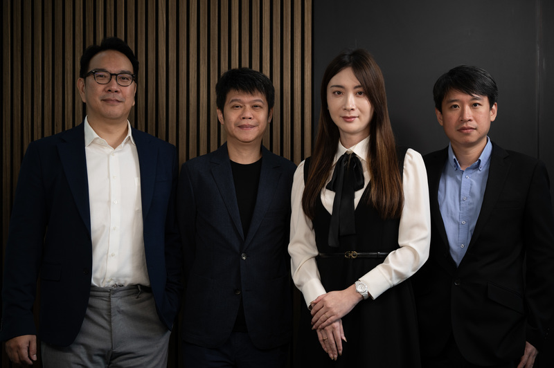 曾任新北地檢署檢察官、現為敦合法律事務所主持律師的程彥凱、莊勝博、陳漢章、葉育宏（由左至右）。接受訪問時，幾人同時提到，自動繁殖的白色卷宗、總是重複的詐欺案件、行徑一致的車手與人頭帳戶，彷彿讓檢察官這份工作成為「沒有臉的人」。（攝影／楊子磊）