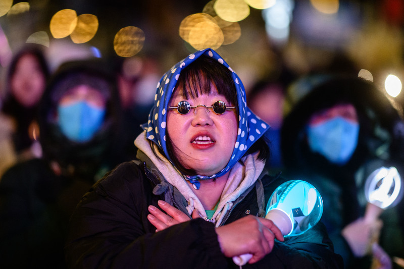 2024年的韓國緊急戒嚴風波時,趙震雄曾多次公開表明「支持彈劾總統尹錫悅」。一年後,趙震雄風波卻成為韓國政壇不分黨派最熱門的陰謀論素材。圖為2025年12月3日,支持前總統尹錫悅的抗議者,在首爾國會大樓附近集會,紀念尹錫悅宣布戒嚴滿一週年。(攝影/Anthony Wallace/AFP)