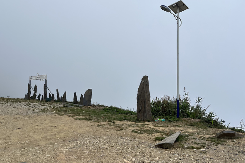 2023年5月10日,盧昱宇偷渡跨過中寮邊境後,從寮國沙耶武里省(Sainyabuli Province,與泰國相鄰)前往寮國首都永珍(Vientiane),途經「土匪山」地帶,該處因道路崎嶇難行而得名。(圖片提供/盧昱宇)