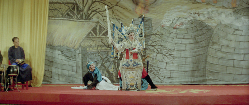 《望春風》截圖，楊麗花（右）在片中飾演歌仔戲坤生，圖為戲中戲《薛平貴與王寶釧》。（圖片提供／國家影視聽中心）