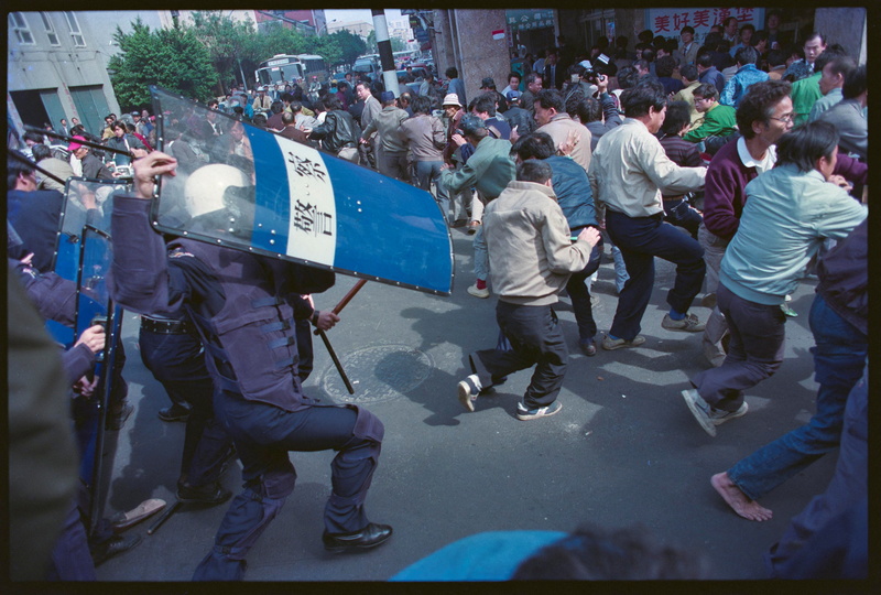 1990年2月20日，立法院預定進行正副院長選舉，場外集會的群眾與警方爆發衝突。（攝影／C.c Yao／REUTERS／達志影像）