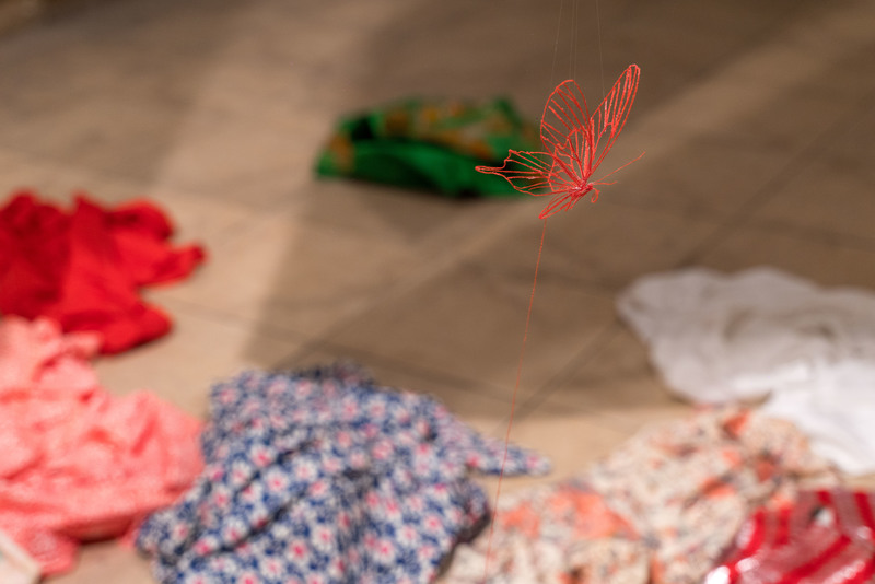 日本藝術家岩崎貴宏（Takahiro Iwasaki）從厚重織物牽出一縷細線，編成白皙而脆弱的蝴蝶。（照片提供／日惹雙年展基金會）