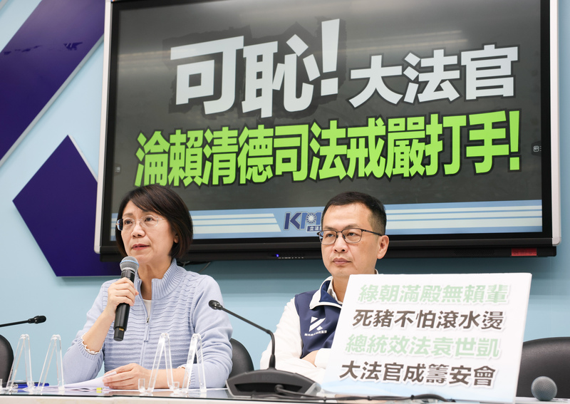 國民黨立委翁曉玲（左）表示，只有5名大法官參與評議，就算依照《憲訴法》修法前規定，也須有6名大法官出席，對於不符法律規定的憲法判決，都是違憲無效的判決。右為國民黨立法院黨團書記長羅智強。（攝影／謝佳璋／中央社）