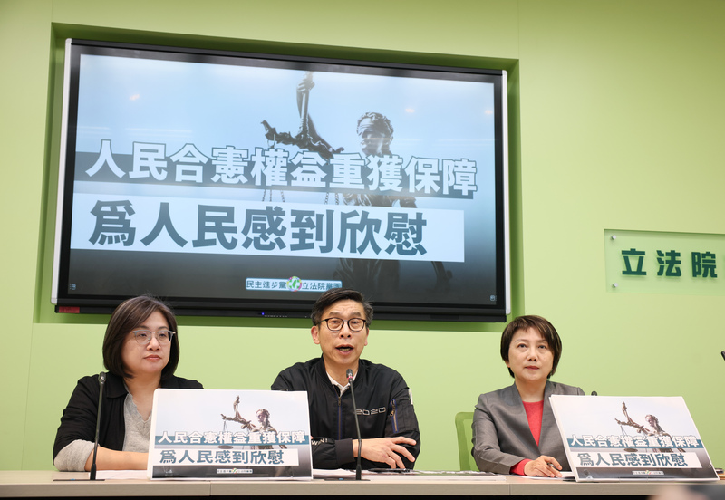 民進黨立法院黨團幹事長鍾佳濱（中）、書記長陳培瑜（左）、立委范雲（右）12月19日下午舉行記者會，指出人民合憲權益重獲保障、為人民感到欣慰。（攝影／謝佳璋／中央社）