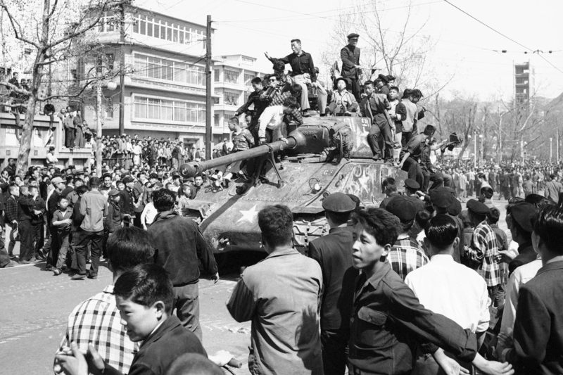 1960年4月27日，韓國首爾市政廳廣場，民眾爬上軍用坦克慶祝在全國示威後對李承晚政府的勝利。李承晚在當天因要求民主改革與重新選舉的示威壓力下請辭。（攝影／Anonymous／AP Photo／達志影像）