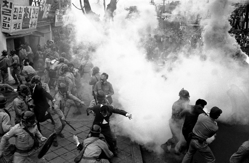 1965年4月17日，韓國學生與配戴防毒面具的警察在首爾街頭爆發衝突。沉寂一年後，學生再度走上街頭，抗議政府推動與日本的外交與政治和解，反對的理由主要是擔憂日本將在經濟上支配韓國。（攝影／Anonymous／AP Photo／達志影像）