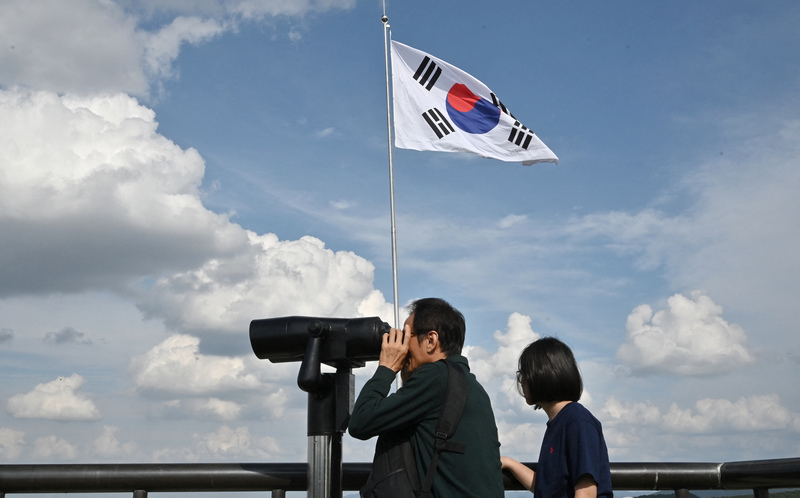 2024年10月9日，韓國坡州烏頭山統一展望台的參觀民眾，透過望遠鏡眺望南北韓非軍事區（DMZ）北側景象。（攝影／Jung Yeon-je／AFP）