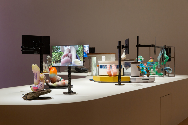 倪灝，「襪子系列」，2025，錄像、複合媒材裝置，尺寸依空間而定，藝術家版權所有，由2025台北雙年展委託製作。（圖片提供／台北市立美術館）