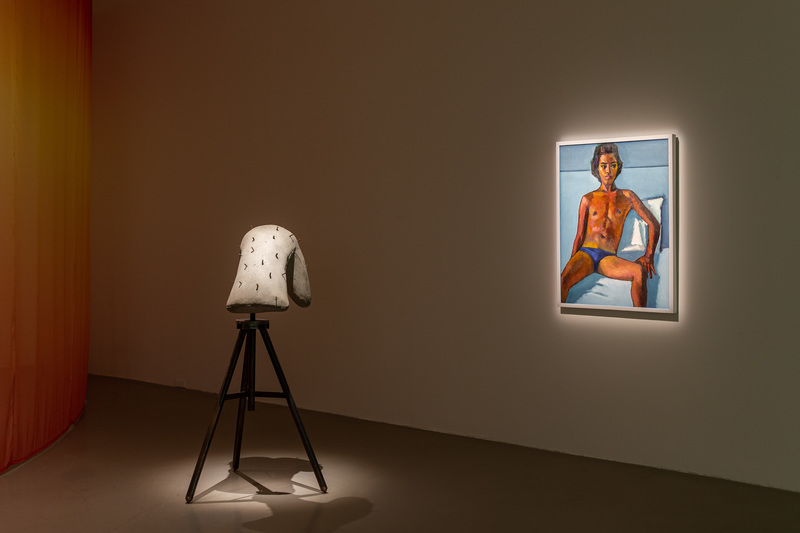 席德進，《長髮藍三角褲青年》，1975，油彩、畫布，100 × 74公分，台北市立美術館典藏；于吉，《石肉－即興的判斷No.1》，2021，水泥、鐵，140×85×85公分，財團法人文心藝術基金會，葉曉甄收藏。（攝影／呂國瑋／臺北市立美術館）