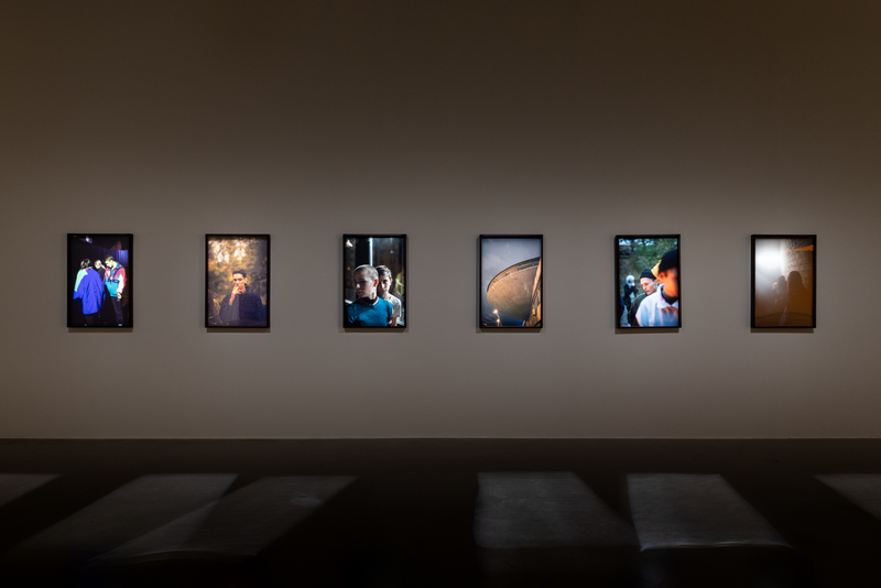 托比亞斯．茲耶羅尼（Tobias Zielony），《偽裝（基輔）》：〈遠離〉、〈男人〉、〈閃耀〉、〈幽浮〉、〈模特兒〉、〈光線〉，2017，噴墨印刷，每幅84×56公分，藝術家及KOW Berlin版權所有。（攝影／呂國瑋／台北市立美術館）