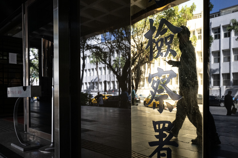 由於類似洩密案件繁多,負責偵辦「通靈律師」一案的台北地檢署檢察官王文成就將檢方眼中的洩密類型粗分為「通靈洩密型」與「律見串證型」兩大類,試圖凸顯現況嚴峻。(攝影/楊子磊)