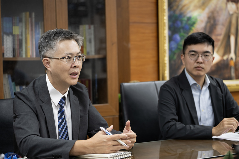 台中地方檢察署主任檢察官陳信郎（左）、檢察官戴旻諺（右）受訪時指出，近年常見的律師洩密狀況，已經嚴重影響案件偵辦，其中「偵查中洩密」是最常見的樣態。（攝影／楊子磊）