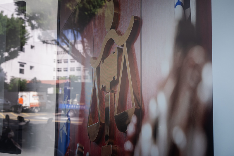 暴增的詐欺正為台灣司法體制的運作帶來新的衝擊，一方面犯罪集團運用高額報酬拉攏律師協助洩密，另一方面體系中的司法官們正被不斷湧入的案件淹沒。圖為台灣高等法院刑事庭大廈外的電子布告欄。（攝影／楊子磊）