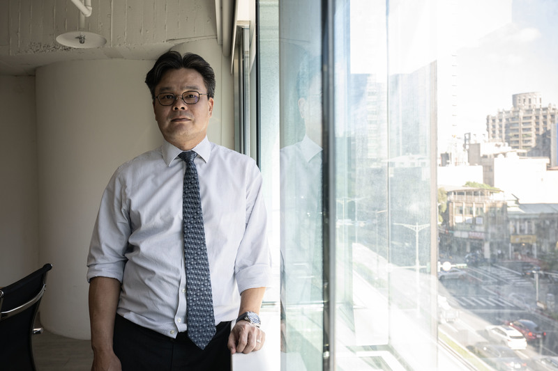 全律會祕書長林俊宏律師指出,律師業界的現況是開始有人排斥接下刑事案件,或甚至在羈押程序時不積極閱卷,這些樣態將導致法律天秤傾斜,最終導致真正需要協助的人被體制排除。(攝影/楊子磊)