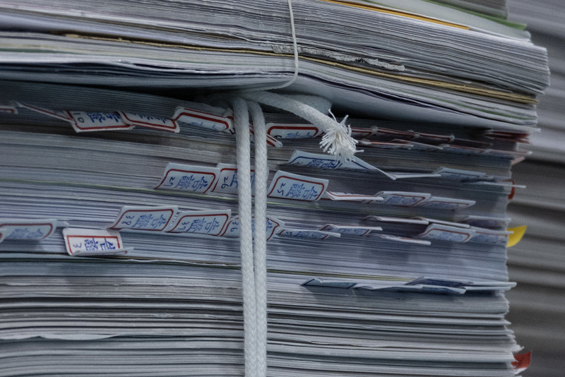 近年來，不斷增加的詐欺案件湧入各地地檢署內，已經成為檢察官們沉重的負擔。圖為台中地方檢察署檢察官戴旻諺辦公室內的案件卷宗。（攝影／楊子磊）