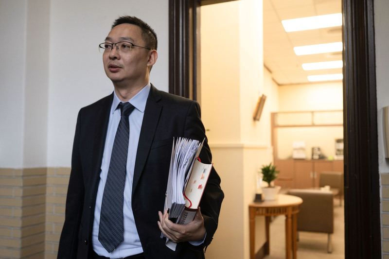 司法院刑事廳調辦事法官呂煜仁指出,台灣在繼受他國法制時的確有些配套沒有跟進,進而導致目前的意見衝突。為了改善律師洩密狀況,除了參考美方對於律師倫理的規範外,他也提到適度的拔牌處分可能更是一個嚇阻力更高的選項。(攝影/楊子磊)