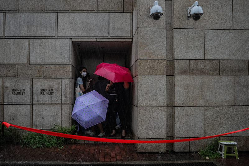 2025年8月14日，黎智英案進行結案陳詞，雖然當日香港發布暴雨警告，仍有民眾在西九龍裁判法院外排隊輪候旁聽。此案審訊歷時經年，被視為檢驗香港司法獨立的重要指標。（攝影／Man Hei Leung／Anadolu via Getty Images）