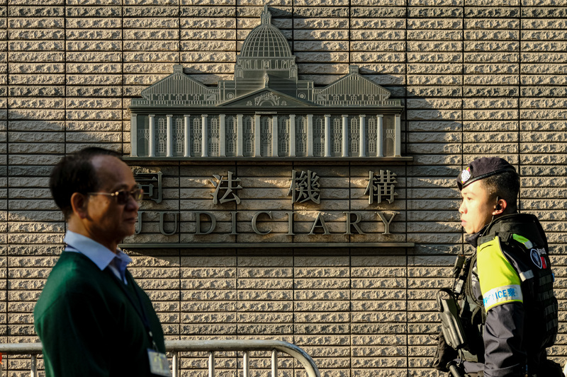 2025年12月15日，黎智英案裁決當日，香港警方在法院外巡邏戒備。香港高等法院當日裁定78歲的黎智英兩項罪名成立，最高可判處終身監禁。（攝影／Keith Tsuji／Getty Images）