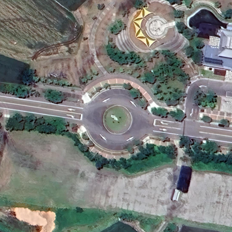 花蓮縣羅山村的無岔路圓環。當車輛從西側速限較高的台9線進入速限較低的羅山村前，圓環會強迫駕駛減速。（資料來源／Google Earth）