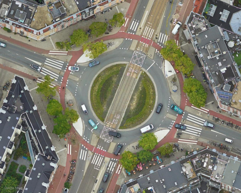 荷蘭阿姆斯特丹中間設立公車道的圓環，讓大眾運輸能更快速通過路口，其他私家車則仍需繞行圓環才能轉向。（資料來源／Google Earth）