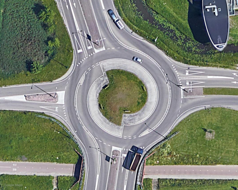 荷蘭環內禁止變換車道的雙車道渦輪圓環（資料來源／Google Earth）
