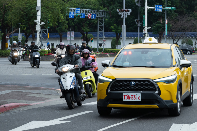 台北景福門圓環，機車道往北出中山南路的汽機車搶慢車道，經常發生直行同向擦撞。（攝影／謝佩穎）