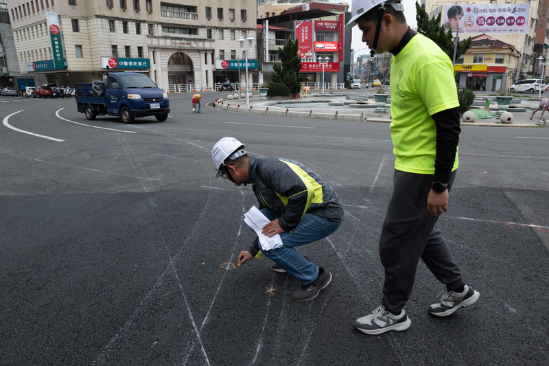新營圓環從傳統同心圓改為現代螺旋圓環工程放樣時，林樹德用粉筆在地上標示出入環的車道線。（攝影／林雨佑）