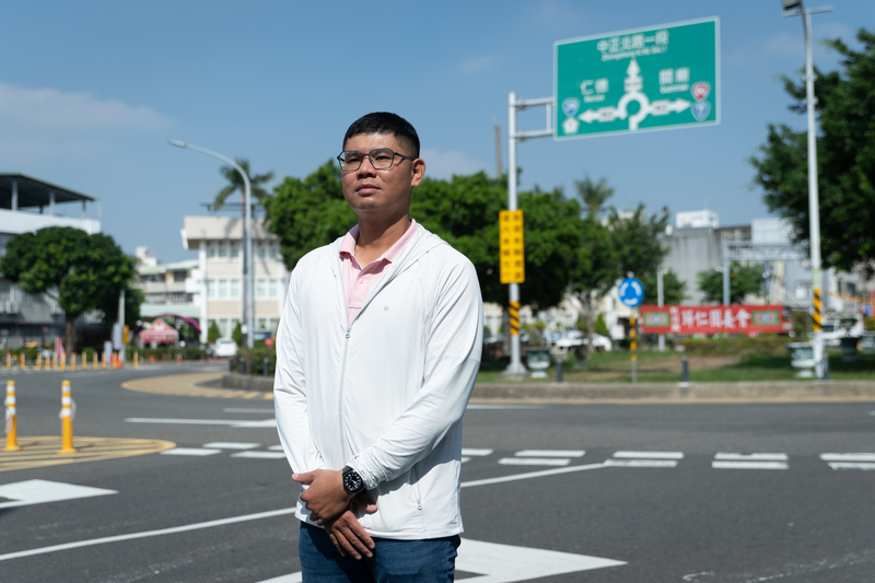 台南市交通股長林樹德說，當時為了要改良歸仁圓環，光是要說服取得在地同意，就花了一年，改完之後許多人都來拜託他協助改造道路。（攝影／謝佩穎）