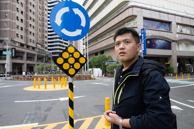 高雄市交通局交通工程科股長莊哲維說明，像文橫三路、廣西路口這樣的小型標線型圓環不須使用號誌，又能讓車輛減速降低事故。（攝影／楊子磊）