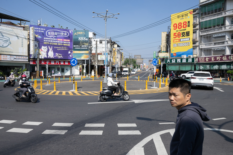 屏東縣交通隊副隊長程大維觀察，建基圓環改良後，雖仍有不少違規駕駛情形，但整體的事故少了很多。（攝影／楊子磊）
