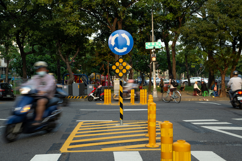 近年來全台共有11個新設置、舊圓環大幅度更新標誌標線；還有路口從原本的正交改為圓環，像是圖中的高雄瑞福路、崗山南街路口。（攝影／謝佩穎）