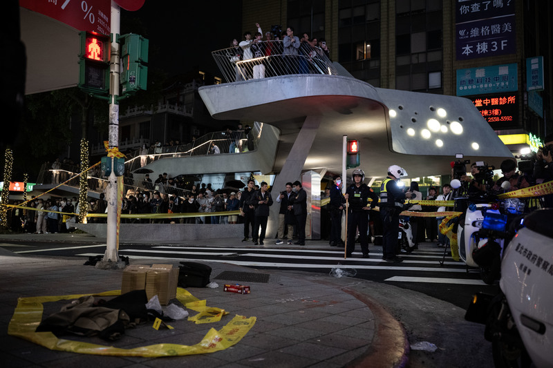 2025年12月19日傍晚，警方在台北市捷運中山站外商圈拉起封鎖線，準備對案發現場採證。（攝影／楊子磊）