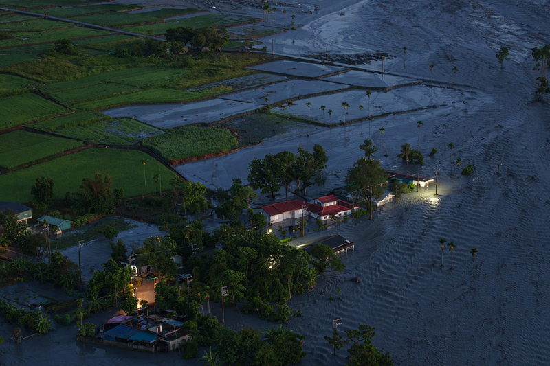 2025年9月23日，花蓮縣馬太鞍溪上游堰塞湖溢流潰壩，導致下游的光復鄉等處淹水、橋梁沖毀、人民傷亡等重大災情。圖為2025年9月25日自花蓮縣光復鄉上空所拍攝的影像。（攝影／謝佩穎）