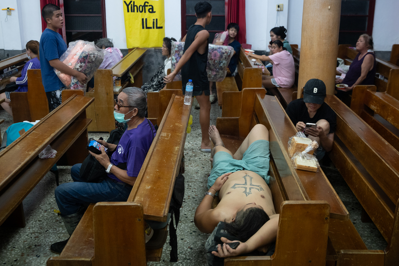 2025年9月24日，花蓮縣光復鄉馬太鞍長老教會，在災後臨時開放成為災民的暫置收容處，一位居民躺在椅子上休息。（攝影／謝佩穎）