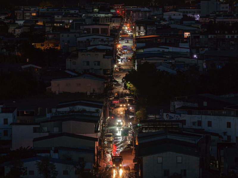 2025年9月25日清晨，花蓮縣光復鄉的主要街道中山路充滿泥濘，現場仍持續進行清淤作業。（攝影／謝佩穎）