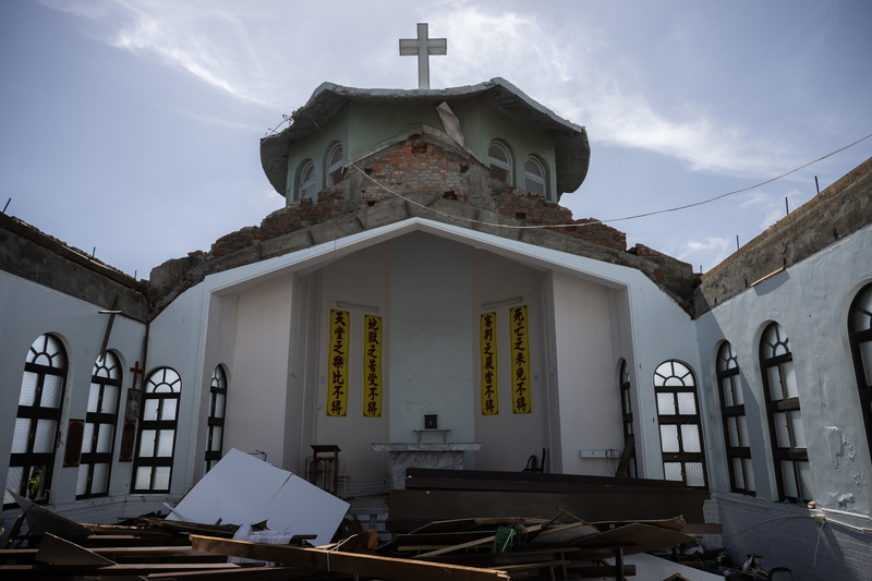 2025年7月，台南鹽水區舊營護守天使天主堂的屋頂在丹娜絲風災中全毀。（攝影／楊子磊）