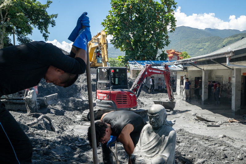 2025年10月5日，被喻為「鏟子超人」的志工們正在協助花蓮縣光復鄉居民清除淤泥、恢復家園。（攝影／謝佩穎）