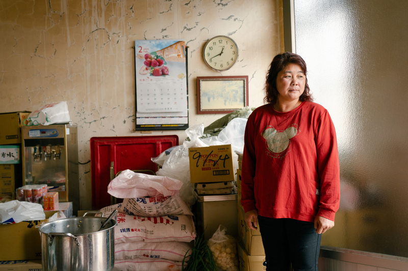 2025年1月21日凌晨，發生芮氏規模6.4的嘉南地震，位處震央的台南市楠西區居民不坐等外援，發揮自助、共助精神，協助彼此在家園土地上站起來。圖為楠西灣丘里民黃美淑，她與一群居民在當地廟宇前搭帳棚，共炊互助。（攝影／馬雨辰）