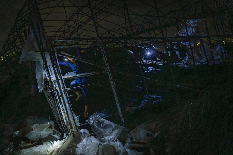 7月丹娜絲風災後，要重建溫室，還須先拆除、清運殘破的支架等廢棄物。嘉義許多農家人力、體力有限，便聘來外籍移工幫忙。（攝影／馬雨辰）