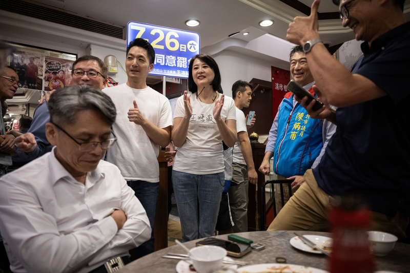 2025年7月11日，即將面臨首波罷免投票的立委王鴻薇，在台北市長蔣萬安陪同下，於台北市中山區遼寧夜市進行掃街拜票。當她走入一家餐廳爭取選民支持時，現場有人熱情起身致意、合影，也有人自始至終低頭不語。（攝影／楊子磊）