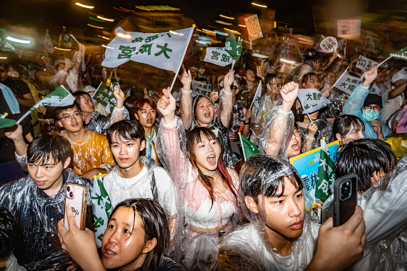 7月24日晚間，「反共護台志工聯盟」在凱達格蘭大道上舉辦「迎向成功 凱道晚會」，為7月26日第一波大罷免投票催票助勢。儘管天候不佳，仍逾萬人冒雨集結，手持旗幟揮舞，呼籲國人投下同意票。（攝影／陳曉威）