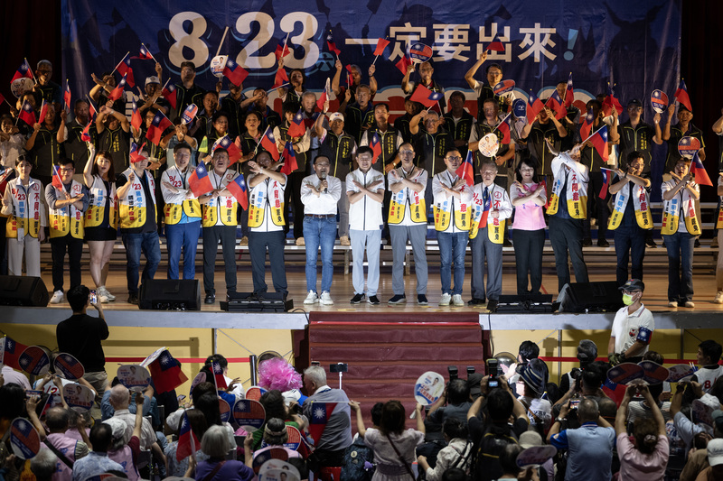 2025年8月22日，國民黨「決戰新北反惡罷之夜」，包括黨主席朱立倫、立法院長韓國瑜、新北市長侯友宜及多位北部藍白立委、議員相繼到場相挺羅明才。（攝影／楊子磊）