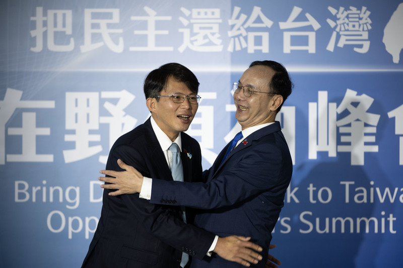 2025年4月22日，中國國民黨主席朱立倫與台灣民眾黨主席黃國昌舉辦在野領袖峰會，共商關稅情勢與國會、司法改革等議題。（攝影／楊子磊）